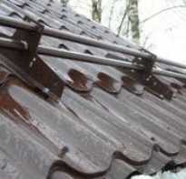 Снегозадержание на крыше из металлочерепицы